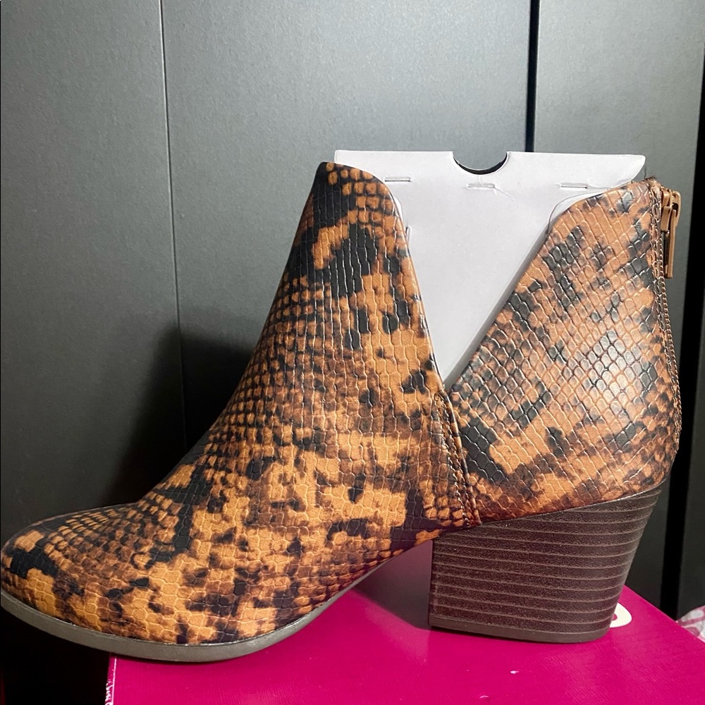 Women’s SO snake print booties size 7.5